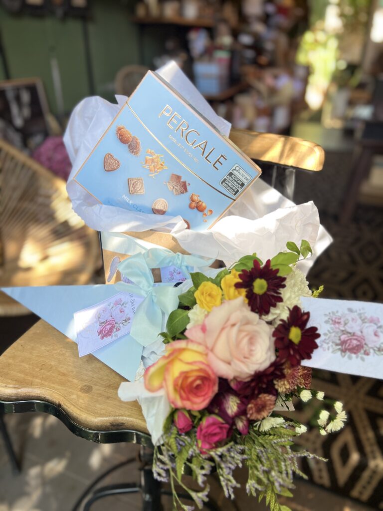 Kit com flores frescas e caixa de chocolate ao leite