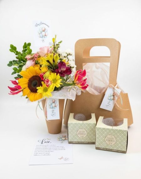 Bag com cone de flores Oh Flor e mini tortas Silvia Ribeiro em Goiânia