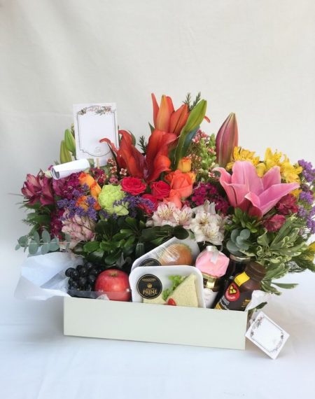 Cesta Brunch gourmet com flores e produtos frescos em Goiânia